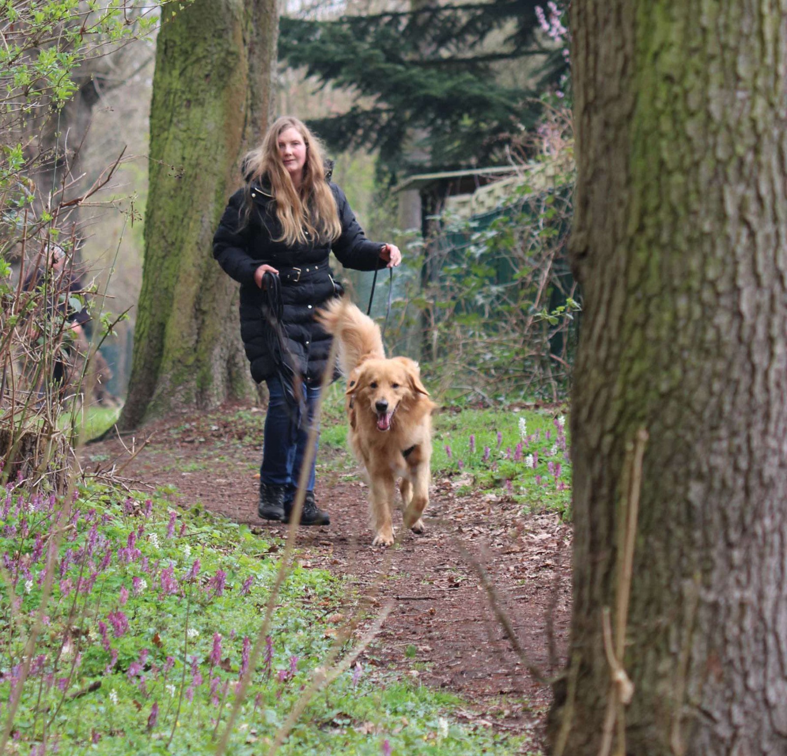 Steffi Vogel, Inhaberin der Hundeschule Neuenhagen, mit Hund